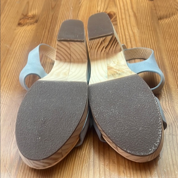 Nisolo Gray Leather Sandals with Chic Elevation on wooden platform. - Picture 7 of 11